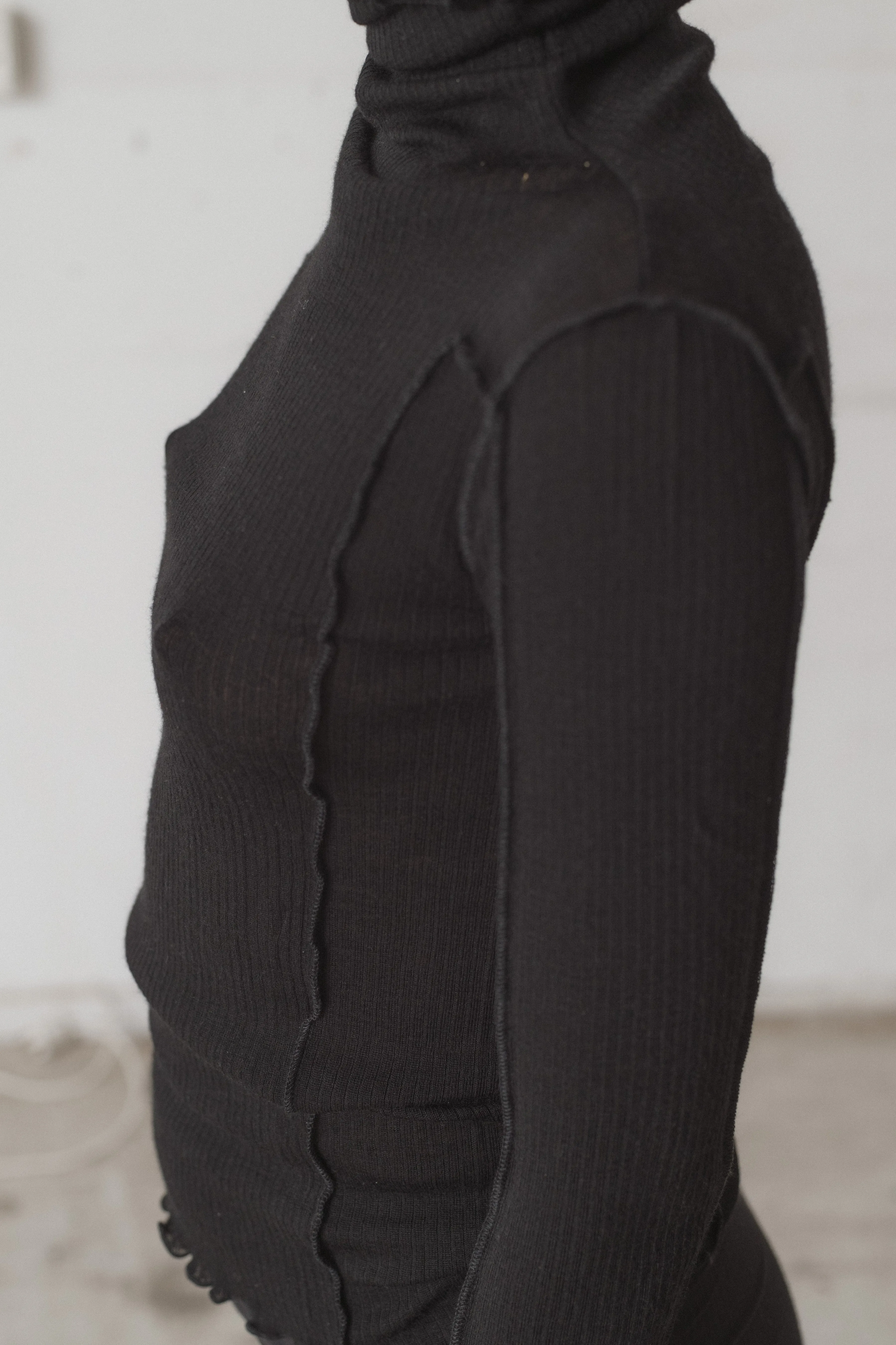 Omato Turtleneck - Fine Wool Rib - Black