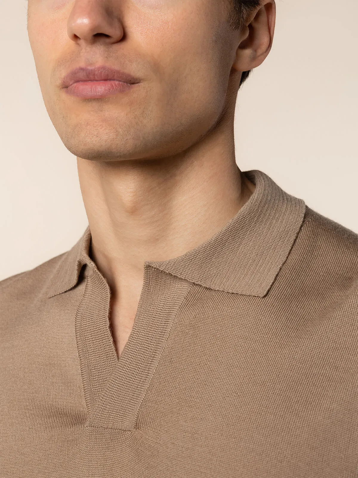 Shortsleeve Buttonless Polo Hazelnut